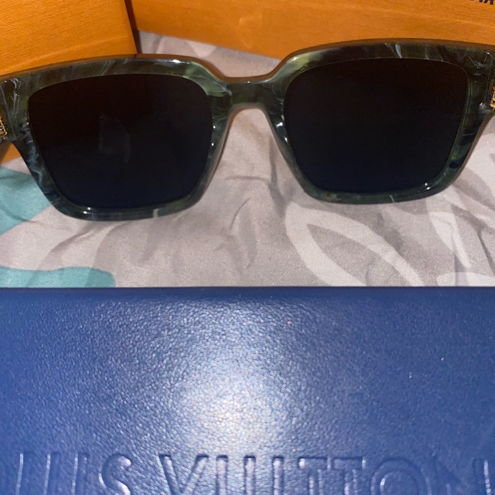 Authentic Louis Vuitton Glide square green marble sunglasses - Picture 7 of 8